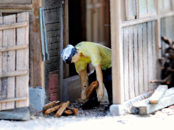 風呂小屋/五右衛門風呂 焚き口まで薪を運んでいます