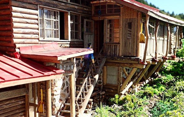 憧れの山小屋　吾妻小屋　2階へ登る階段