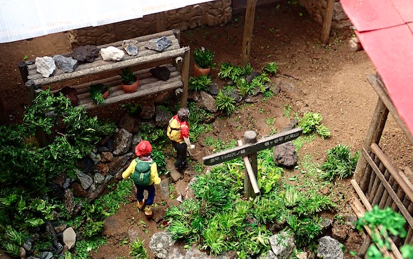 獅子口小屋　階段を上から見る