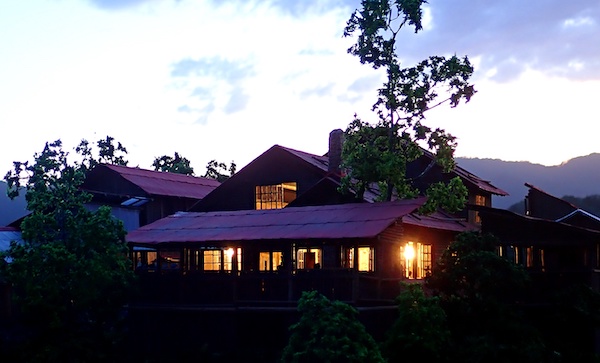 逆光で映える獅子口小屋