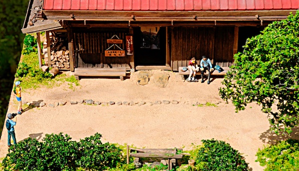 一石栃立場茶屋　入り口と茶屋前の水舟（水場）