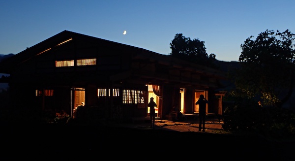 一石栃立場茶屋　夜はランプが点ります