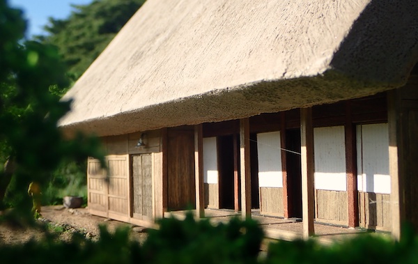 合掌造り　廊下と障子見る