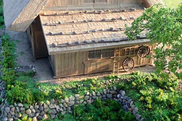 合掌造り　板葺き石置き屋根を上から見る