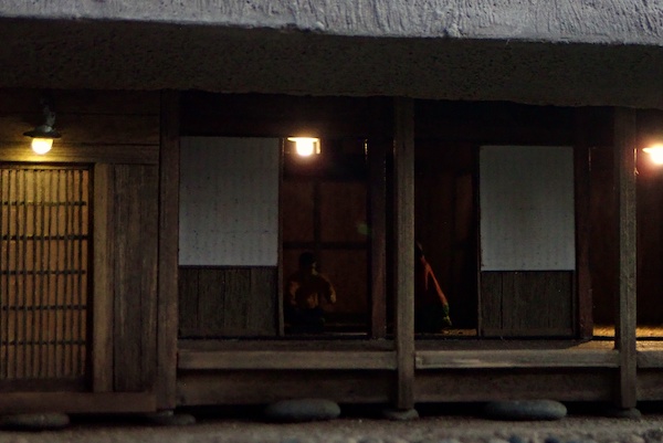 合掌造り　部屋の中　夜の灯り