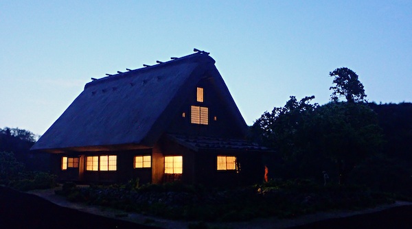 合掌造り　左側より　夜の灯り