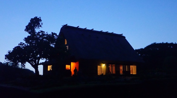 合掌造り　右側より　夜の灯り