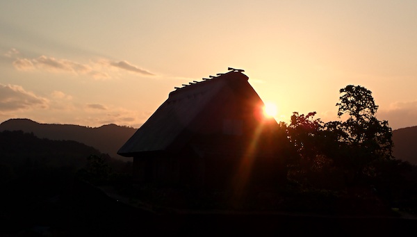 合掌造り　前側　夕陽に輝く